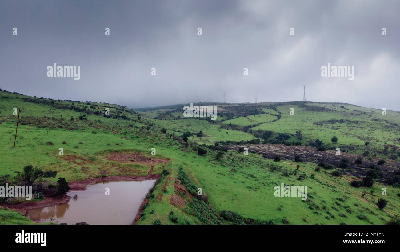 Photo aérienne de collines avec Wind Mills, Satara, Maharashtra, Inde. Banque D'Images