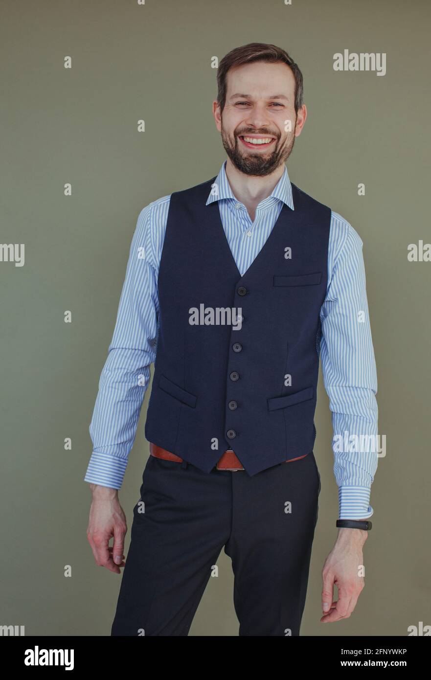 Portrait d'un beau homme avec une barbe portant un chemise et gilet Banque D'Images