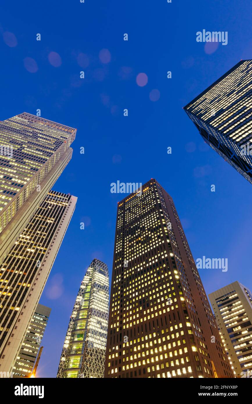 Tokyo gratte-ciel la nuit dans le centre-ville et le quartier des affaires de Shinjuku. Tokyo, Japon. Banque D'Images
