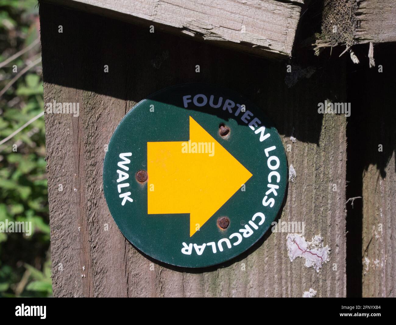 Disque de Waymarker montrant l'itinéraire de la populaire quatorze écluses circulaire public Sentier à pied autour du bras Crumlin du canal de Monbucshire Rogerstone Newport Pays de Galles Banque D'Images