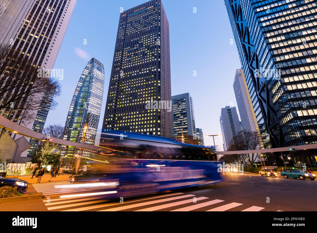 Tokyo, Japon - 13 janvier 2016 : gratte-ciels de Tokyo et rue la nuit dans le centre-ville et le quartier des affaires de Shinjuku. Tokyo, Japon. Banque D'Images