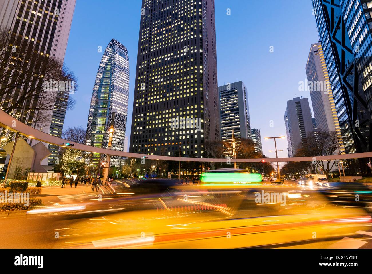 Tokyo, Japon - 13 janvier 2016 : gratte-ciels de Tokyo et rue la nuit dans le centre-ville et le quartier des affaires de Shinjuku. Tokyo, Japon. Banque D'Images