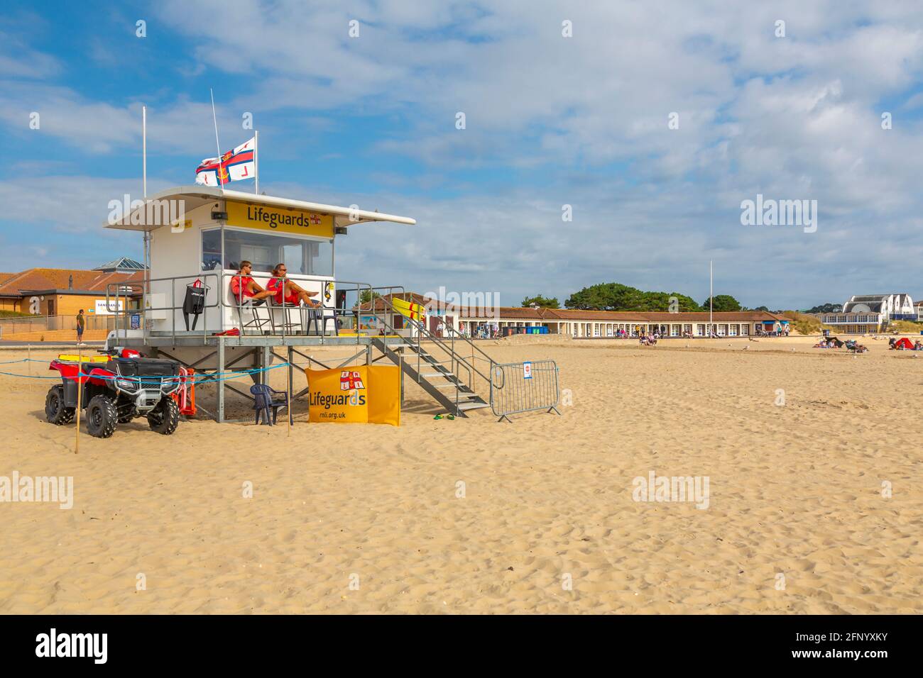 Vue de la tour de surveillance des sauveteurs sur Sandbanks Beach à Poole Bay, Poole, Dorset, Angleterre, Royaume-Uni,Europe Banque D'Images