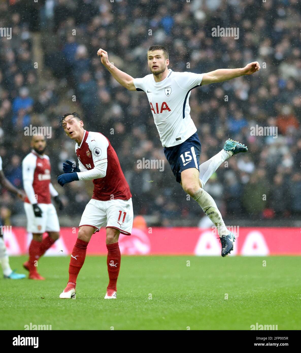 Eric Dier de Spurs bat Mesut Ozil d'Arsenal au ballon lors du match de la première ligue entre Tottenham Hotspur et Arsenal au stade Wembley à Londres. 10 février 2018 - usage éditorial uniquement. Pas de merchandising. Pour les images de football, les restrictions FA et Premier League s'appliquent inc. Aucune utilisation Internet/mobile sans licence FAPL - pour plus de détails, contactez football Dataco Banque D'Images