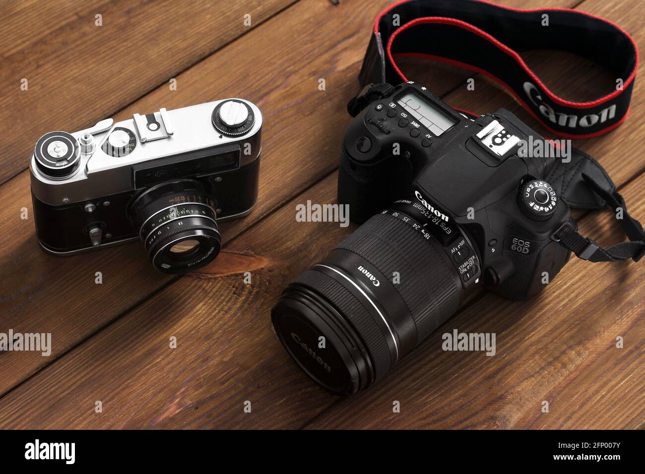 Kiev, Ukraine - 21 janvier 2019 : deux caméras sur fond de bois. Appareil photo Canon Banque D'Images