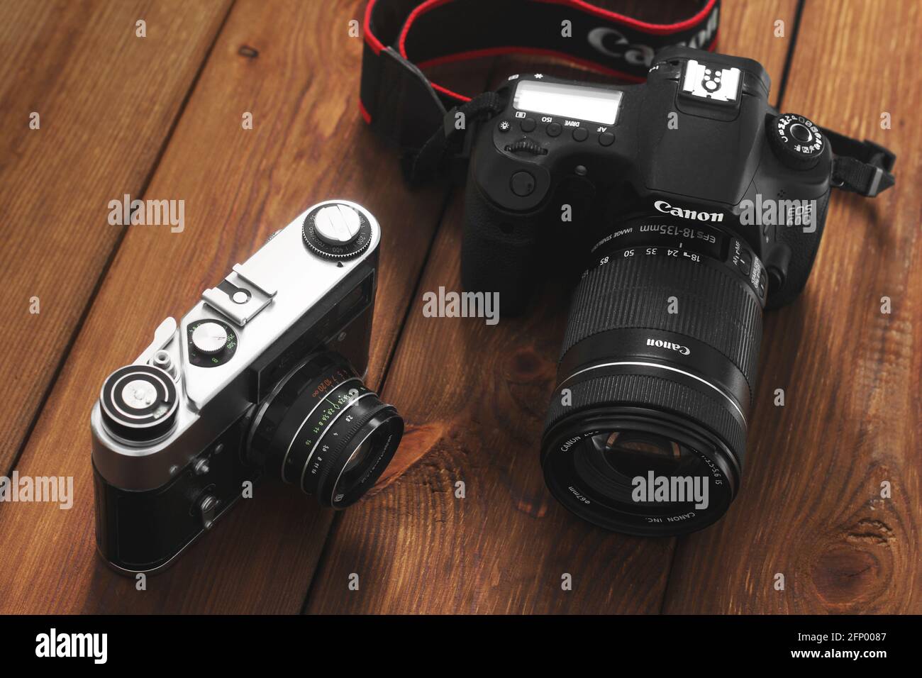 Kiev, Ukraine - 21 janvier 2019 : deux caméras sur fond de bois. Appareil photo Canon Banque D'Images