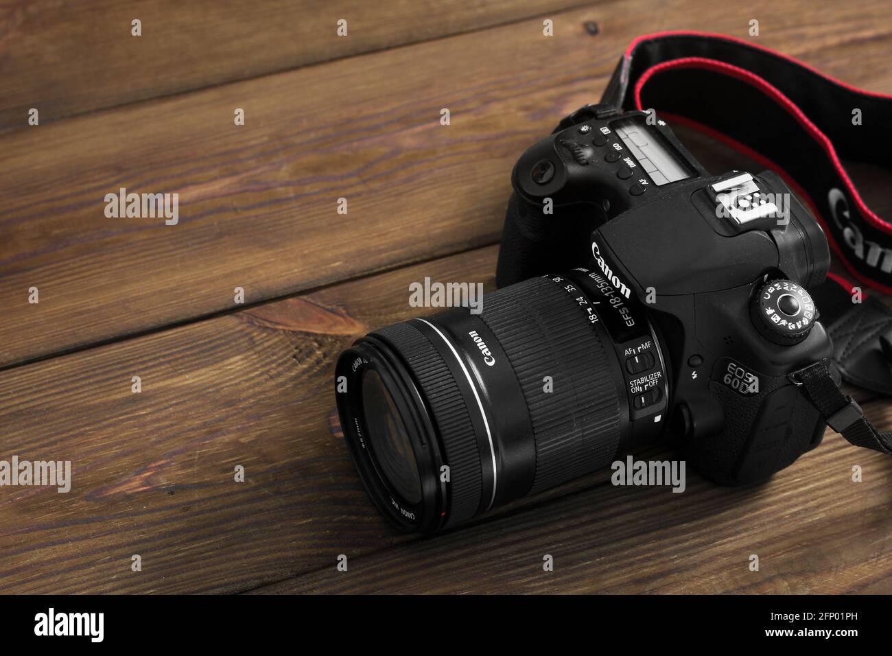 Kiev, Ukraine - 21 janvier 2019: Appareil photo Canon sur fond en bois Banque D'Images