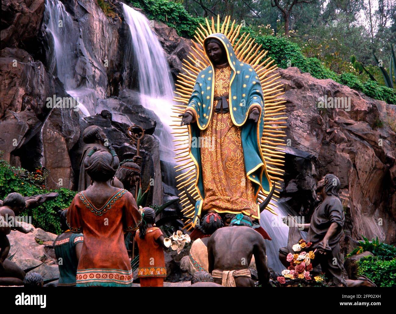 Virginie noire - Guadalupe l'image rayonnante de la Vierge noire de Guadalupe à Villa Guadalupe, Mexico. La vierge est apparue quatre fois à Juan Diego, en 1531. Cérémonie annuelle de Las Mananitas le 12 décembre. Banque D'Images