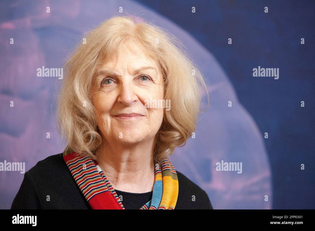 Deptford, Londres, 17 avril 2021 : l'artiste Mali Morris, peintre et imprimeur, avec l'une de ses peintures comme toile de fond. Elle est membre de la Royal Academy et l'un des juges de sélection pour l'exposition d'été RA 2021. Anna Watson/Alamy Banque D'Images