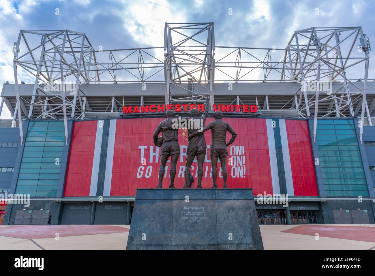 Vue sur la statue et l'extérieur du stade de football Old Trafford. Salford, Manchester, Angleterre, Royaume-Uni, Europe Banque D'Images