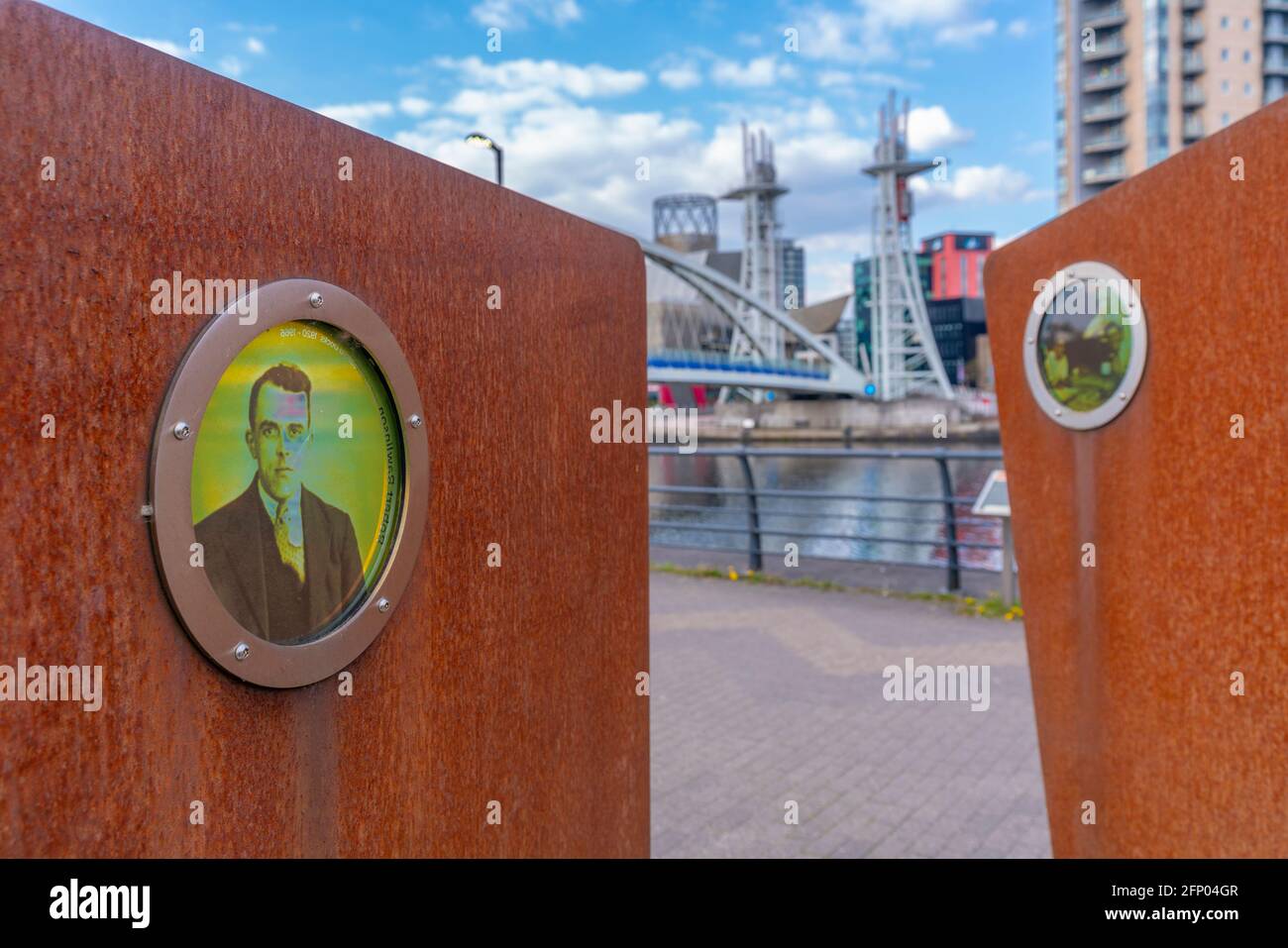 Vue sur le monument des anciens travailleurs de quai à Salford Quays, Manchester, Angleterre, Royaume-Uni, Europe Banque D'Images