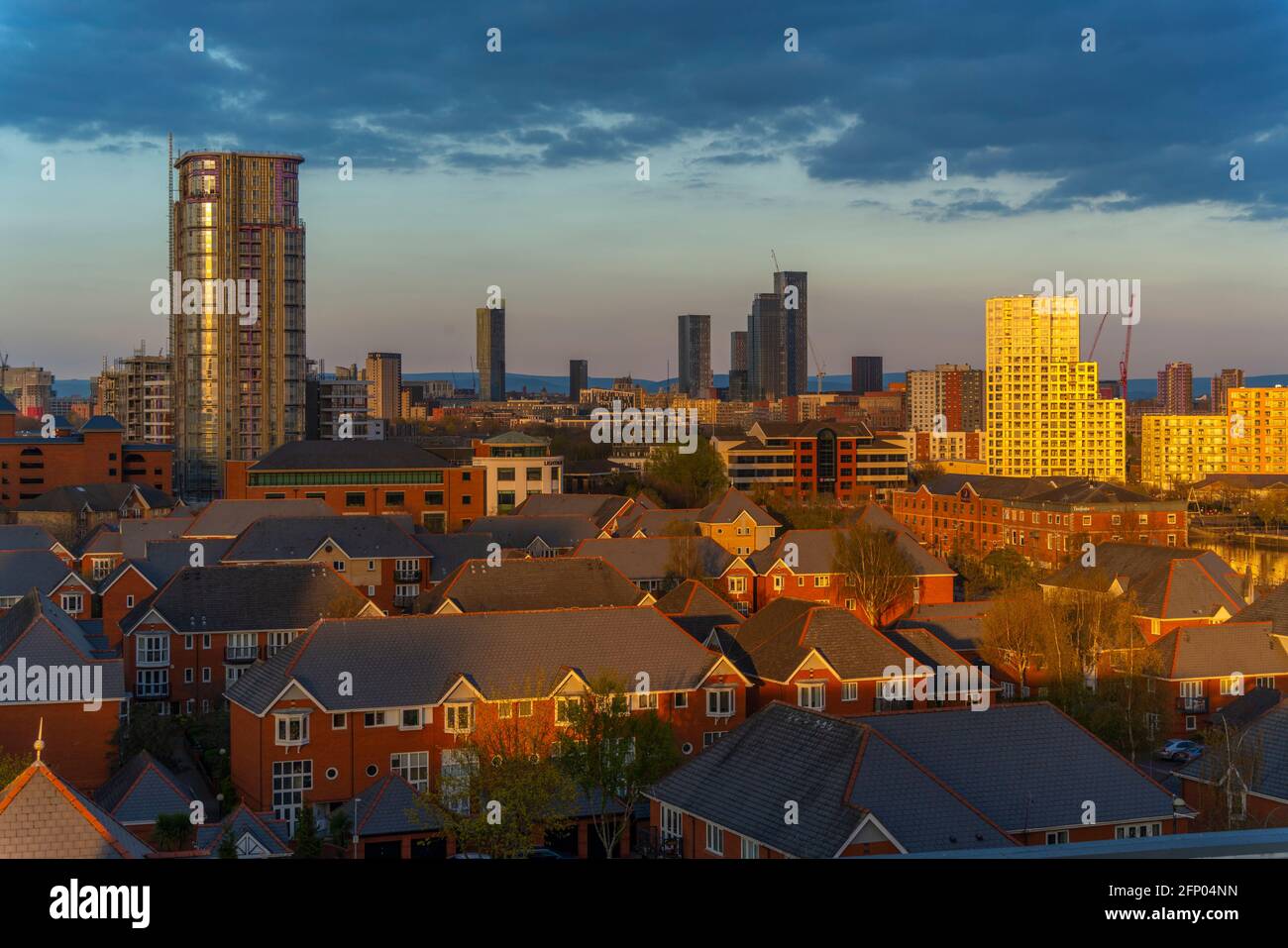 Vue sur l'horizon et les toits de Manchester au coucher du soleil depuis Salford Quays, Manchester, Angleterre, Royaume-Uni, Europe Banque D'Images
