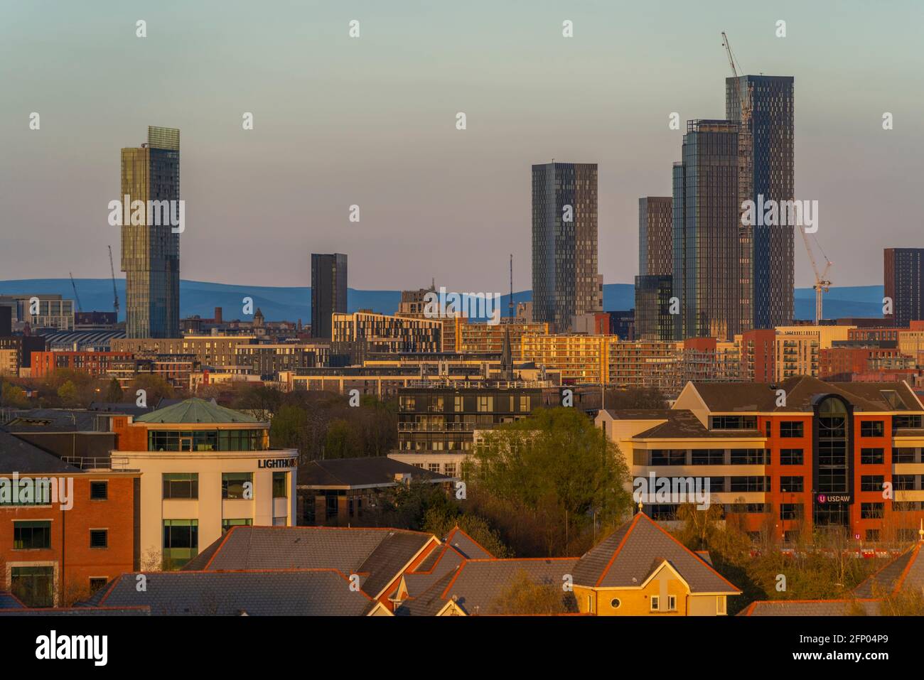 Vue sur l'horizon et les toits de Manchester au coucher du soleil depuis Salford Quays, Manchester, Angleterre, Royaume-Uni, Europe Banque D'Images