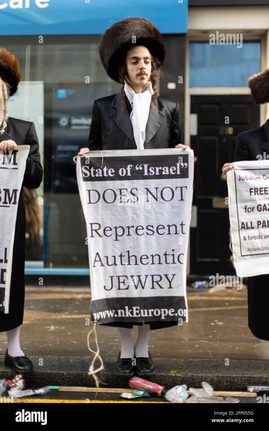 Portrait de l'orthodoxe Haredi Jew debout en solidarité avec la protestation de la « Palestine libre », Londres, 15 mai 2021 Banque D'Images