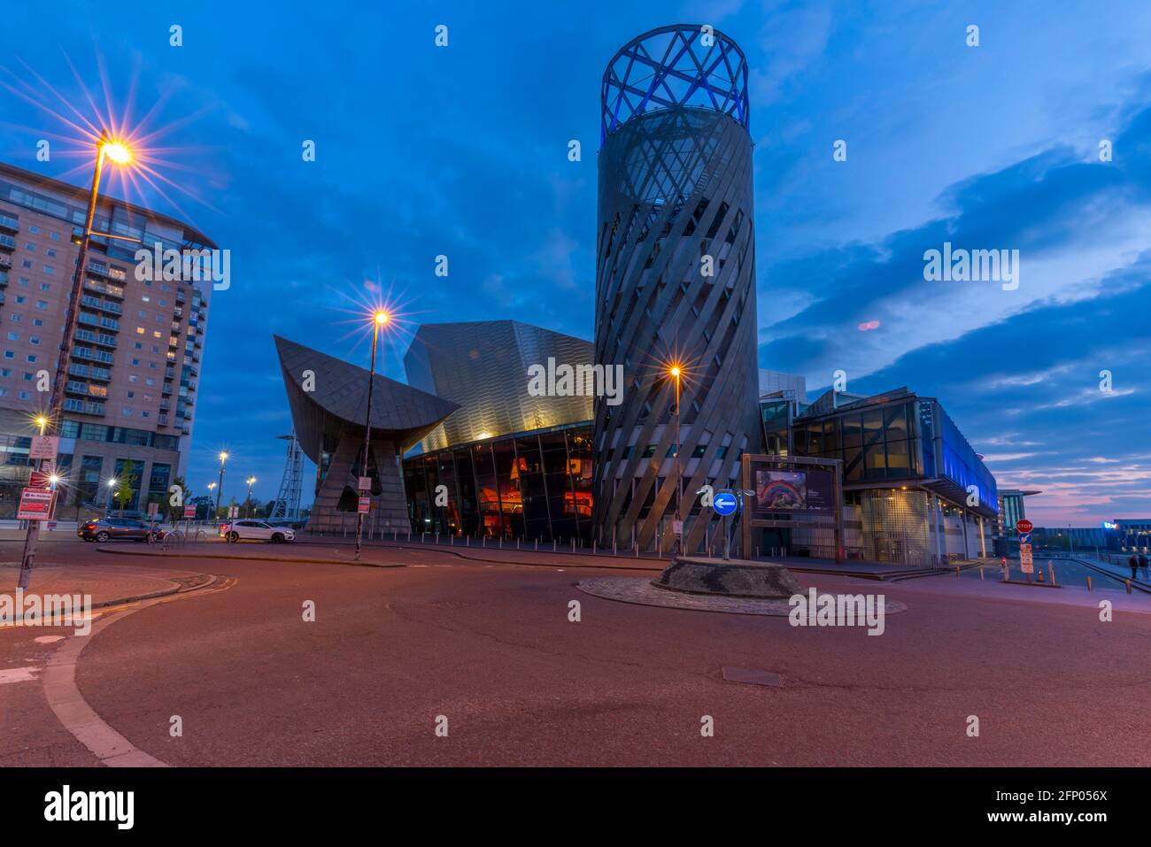 Vue sur le Lowry Theatre de MediaCity UK au crépuscule, Salford Quays, Manchester, Angleterre, Royaume-Uni, Europe Banque D'Images