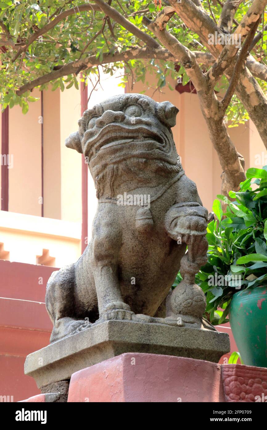 Wat Phnom Guardian statues de chiens à Phnom Penh Cambodge Banque D'Images