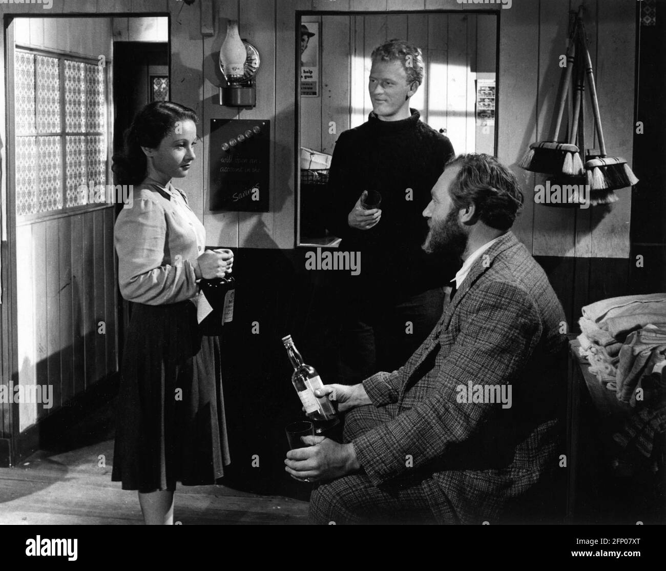 GABRIELLE ÉMOUSSÉ GORDON JACKSON ET JAMES ROBERTSON LA JUSTICE DANS LA GALÈRE DU WHISKY ! 1949 réalisateur ALEXANDER MACKENDRICK roman Compton Mackenzie scénario Compton Mackenzie et Angus MacPhail producteur Michael Balcon an Ealing Studios production / General film Distributors (GFD) Banque D'Images