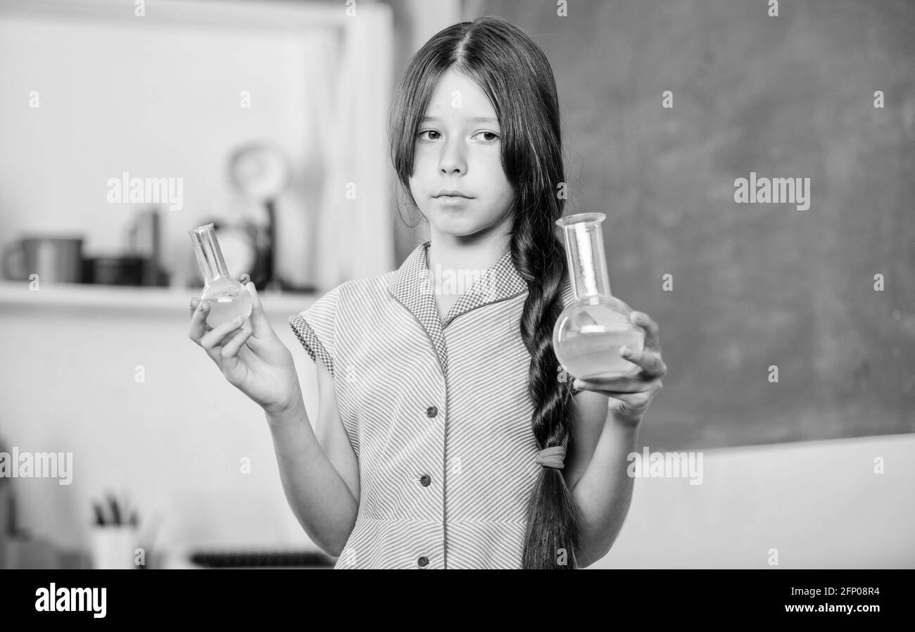 Formation en biologie. Tube d'essai de classe de chimie fille. Expérience scientifique. Leçon fascinante. Réaction chimique. Liquide chimique. Leçon de science Banque D'Images