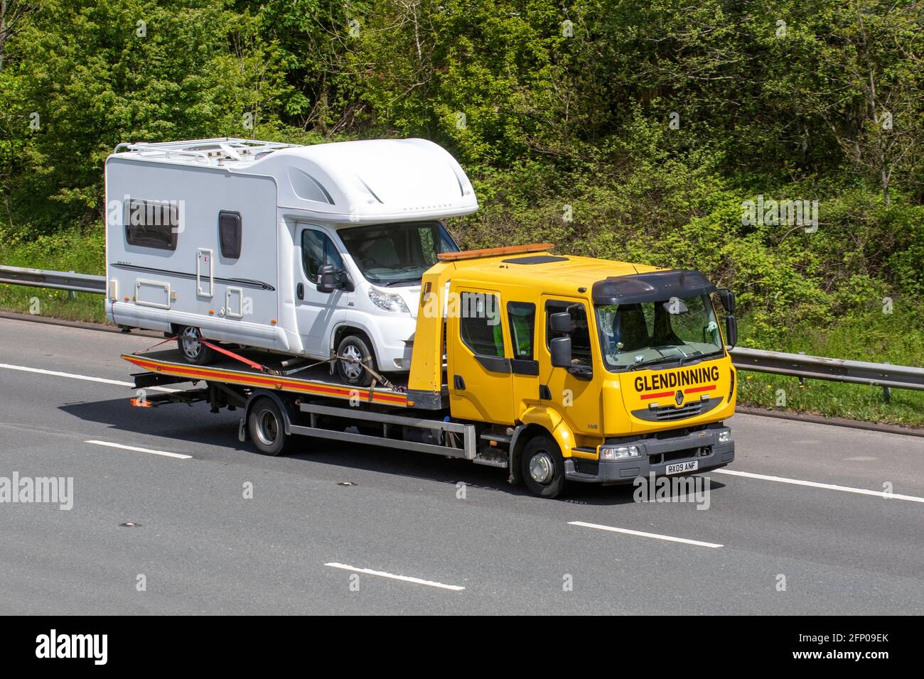 2009 Renault Trucks 4764cc diesel; transport de véhicules Glendinning Bros; transporteur automobile, transporteur de voitures, camions routiers lourds de transport en vrac, transport, camion, transport, collecte et livraisons, véhicule de transport commercial multivoitures, camion, chargement spécial, véhicule, livraison, Transport, industrie, fret sur l'autoroute M6 Banque D'Images