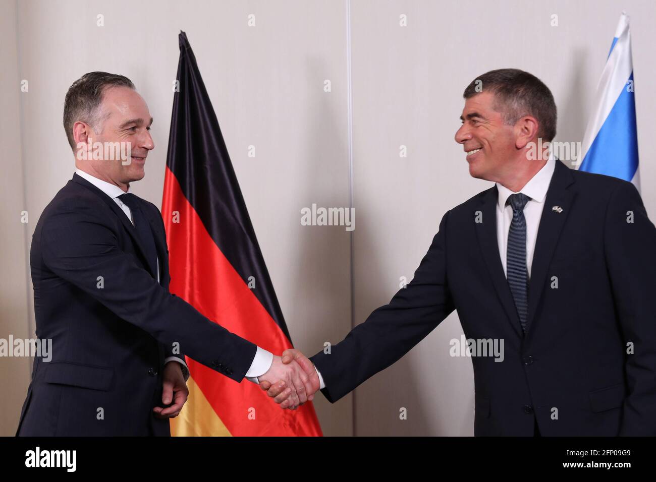 Le ministre israélien des Affaires étrangères Gabi Ashkenazi (R) et son homologue allemand Heiko Maas (L) lors d'une conférence de presse à l'aéroport Ben Gurion près de tel Aviv, Israël, le jeudi 20 mai 2021. Photo par Abir Sultan/UPI Banque D'Images