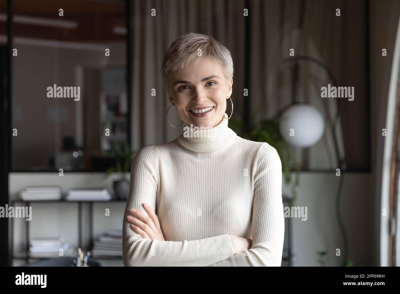 Portrait of smiling young businesswoman in office Banque D'Images