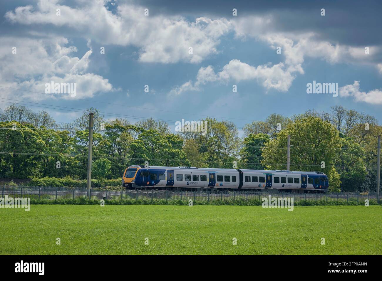 Train de banlieue électrique EMU de classe 195 de Northern Rail à Winwick. Banque D'Images