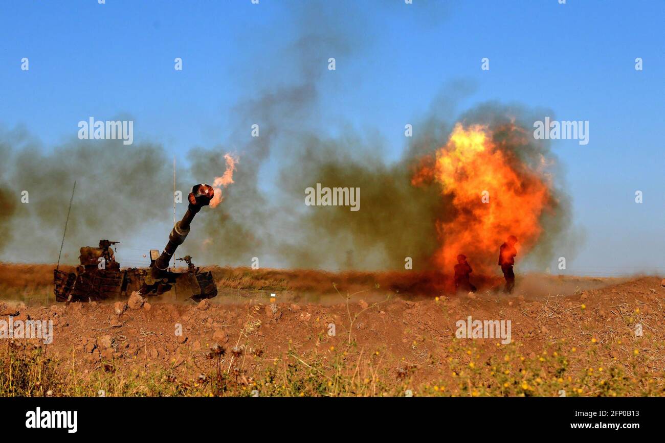 (210520) -- SDEROT, 20 mai 2021 (Xinhua) -- le corps d'artillerie israélien a été mis à feu vers Gaza, près de la ville de Sderot, dans le sud du pays, le 19 mai 2021. (JINI via Xinhua) Banque D'Images