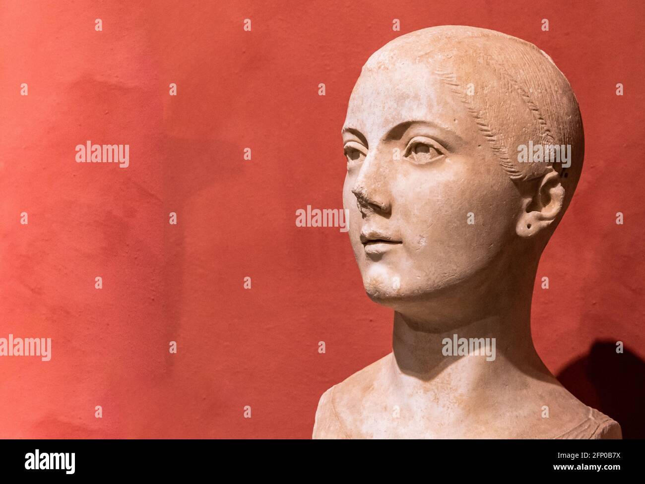 Gros plan sur le profil du joli visage de garçon de l'ancien romain statue Banque D'Images