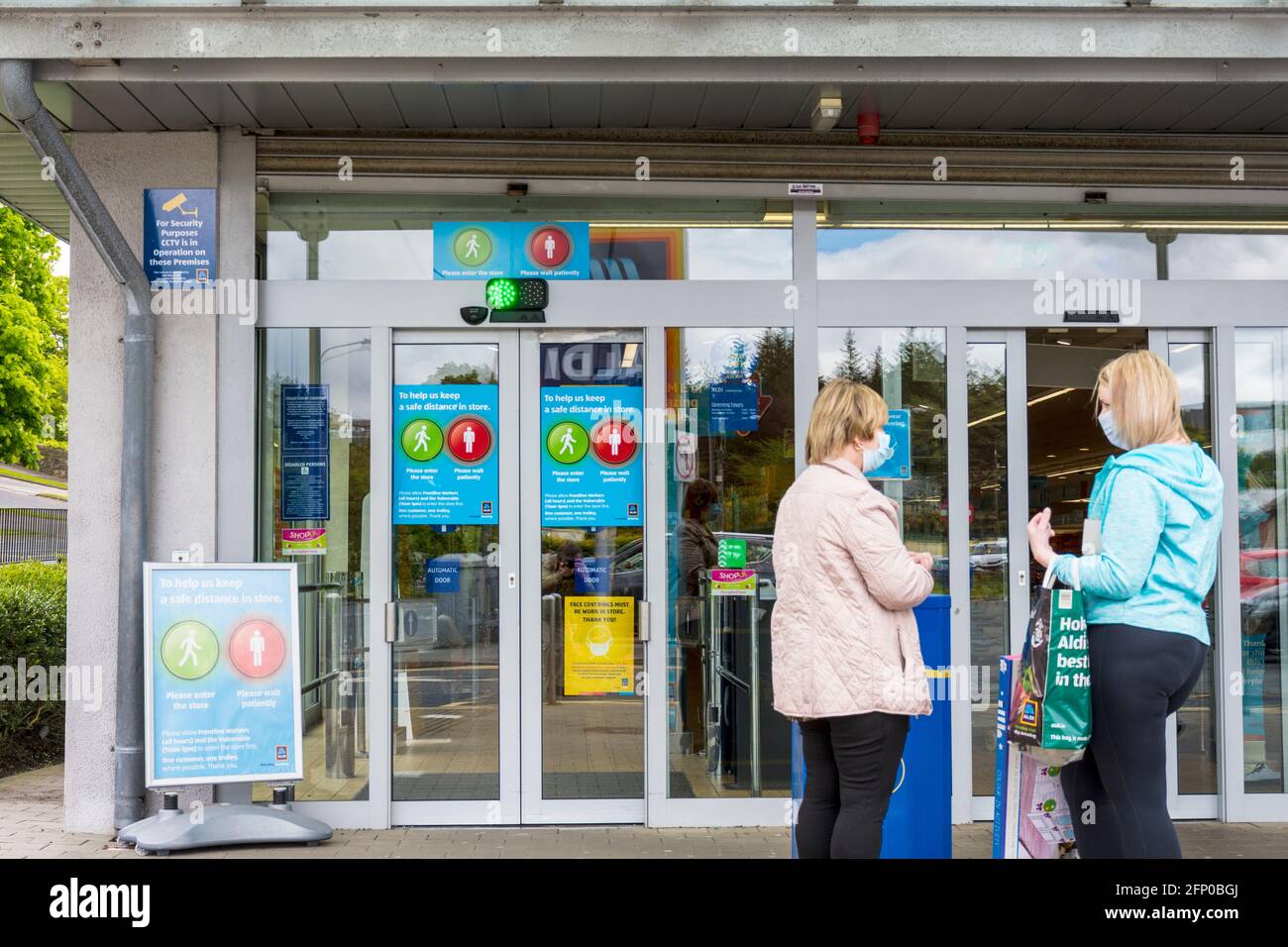 Magasin Aldi, supermarché à Letterkenny, comté de Donegal, Irlande. Système de feux de circulation pour l'entrée et la sortie pendant la pandémie Covid-19. Banque D'Images