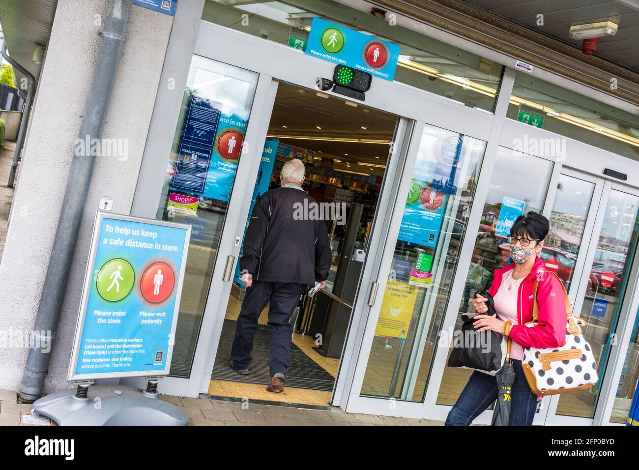 Magasin Aldi, supermarché à Letterkenny, comté de Donegal, Irlande. Système de feux de circulation pour l'entrée et la sortie pendant la pandémie Covid-19. Banque D'Images