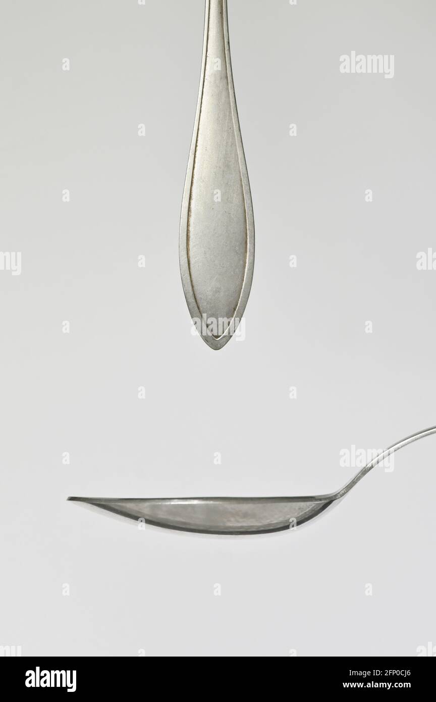 Abstrait argent dessert Spoon Ménagère et cuillère comme des gouttes tombent Banque D'Images