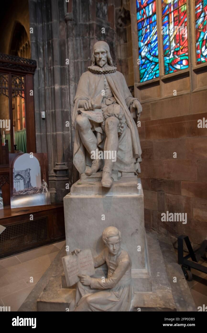 Statue d'UN Humphrey Chetham assis à la cathédrale de Manchester en Angleterre 7-12-2019 Banque D'Images