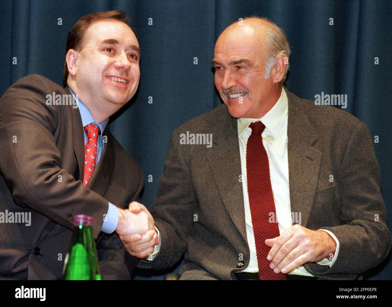 Rassemblement du parti national écossais au centre de conférence d'Édimbourg, 26/4/99. Sean Connery, acteur et star de cinéma, avec Alex Salmond. Banque D'Images