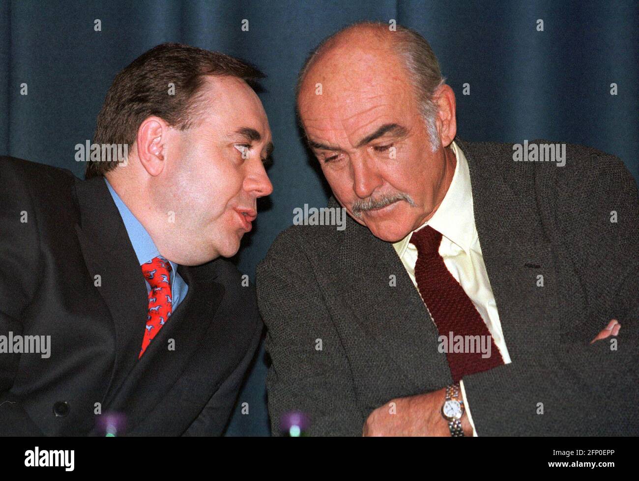 Rassemblement du parti national écossais au centre de conférence d'Édimbourg, 26/4/99. Sean Connery, acteur et star de cinéma, avec Alex Salmond. Banque D'Images Rassemblement du parti national écossais au centre de conférence d'Édimbourg, 26/4/99. Sean Connery, acteur et star de cinéma, avec Alex Salmond. Banque D'Images