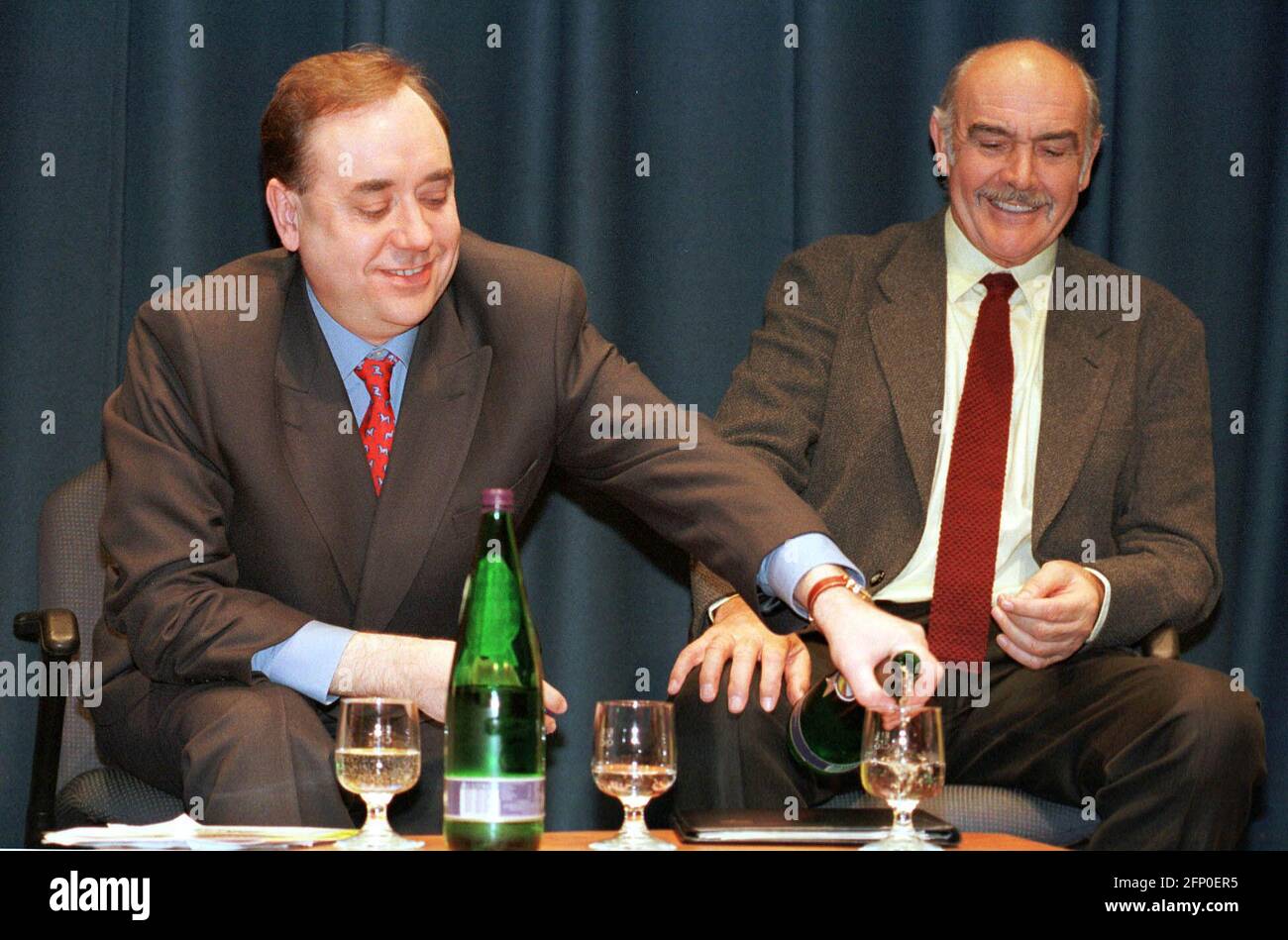 Rassemblement du parti national écossais au centre de conférence d'Édimbourg, 26/4/99. Sean Connery, acteur et star de cinéma, avec Alex Salmond. Banque D'Images Rassemblement du parti national écossais au centre de conférence d'Édimbourg, 26/4/99. Sean Connery, acteur et star de cinéma, avec Alex Salmond. Banque D'Images