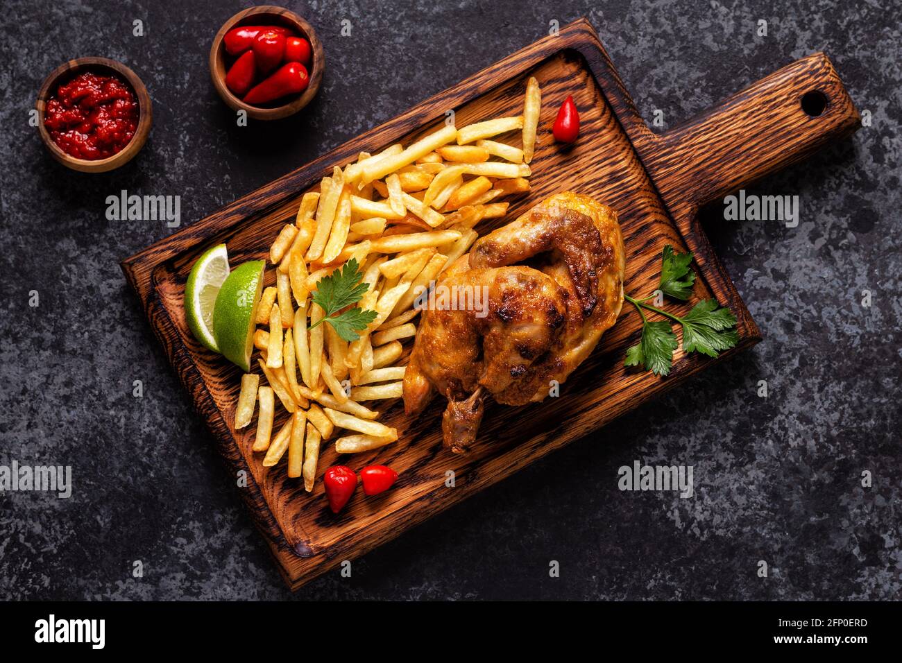 Poulet mi-rôti Piri Piri avec frites, vue de dessus Banque D'Images