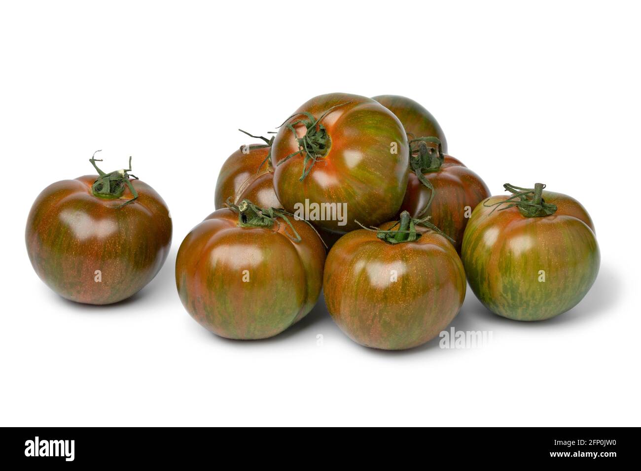 Groupe de tomates entières fraîches mûres à rayures rouges et vertes gros plan isolé sur fond blanc Banque D'Images