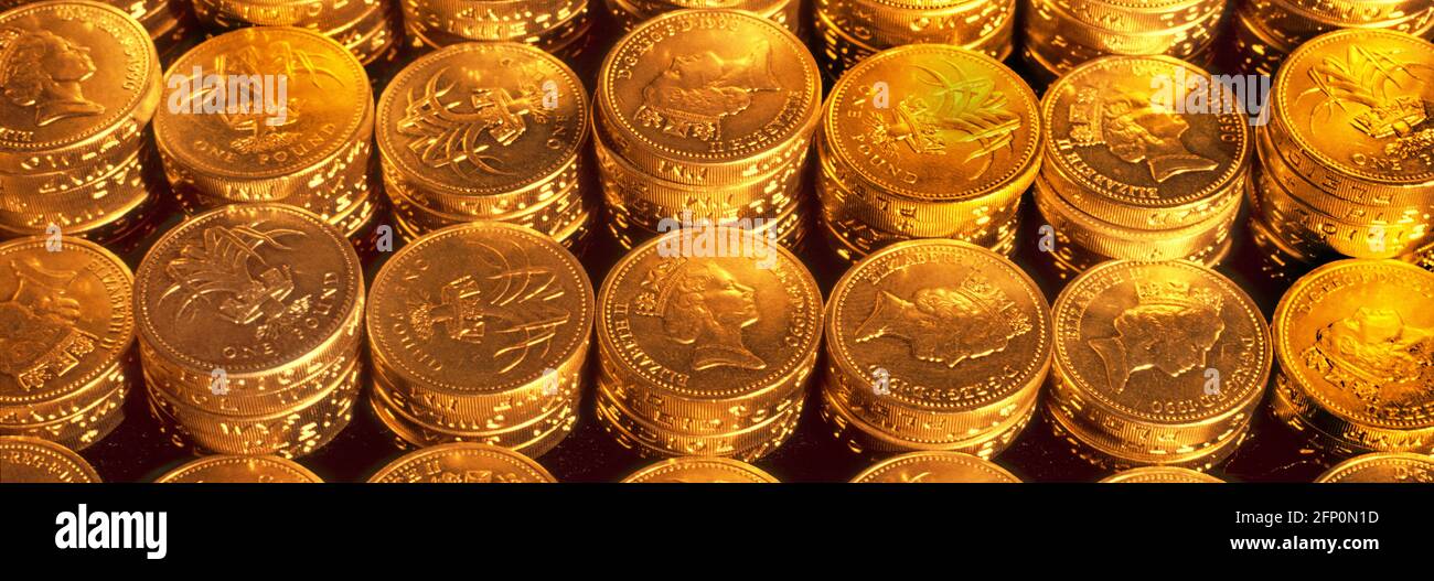 Gros plan de l'argent dans des rangées nettes Royaume-Uni vieux livre sterling pièces de monnaie en or concept d'éclairage image pour Nest Egg épargne pile d'argent pile d'argent Banque D'Images