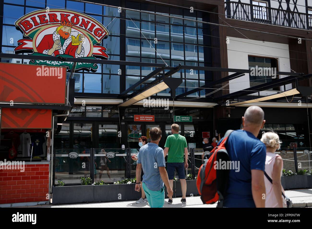 Palma, Espagne. 20 mai 2021. Les gens marchent et se tiennent devant le pub 'Bierkönig' à Majorque. Le pub a rouvert après des mois de fermeture. Cependant, les exigences de Corona s'appliquent toujours aux clients. Credit: Clara Margais/dpa/Alay Live News Banque D'Images