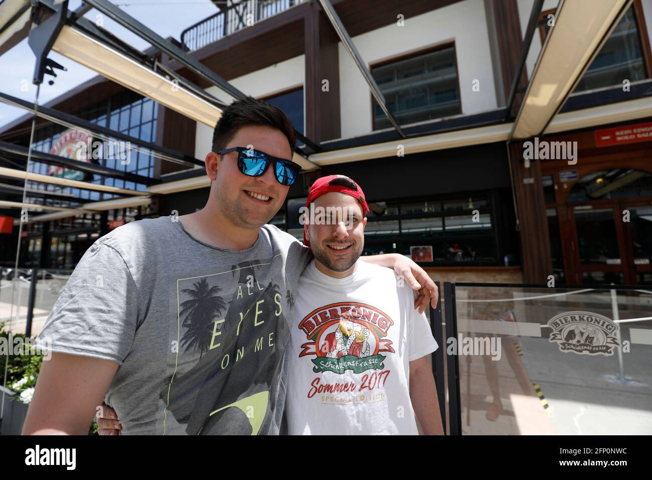 Palma, Espagne. 20 mai 2021. Marcel (l) et Joel de Stuttgart se tiennent devant le pub Bierkönig de Majorque et sourient dans la caméra. Le pub a rouvert après des mois de fermeture. Cependant, les exigences de Corona s'appliquent toujours aux clients. Credit: Clara Margais/dpa/Alay Live News Banque D'Images