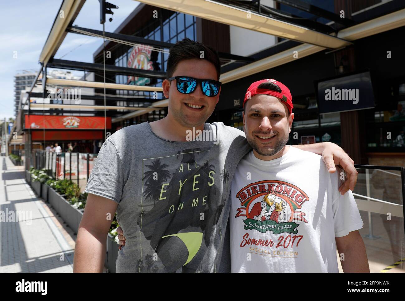 Palma, Espagne. 20 mai 2021. Marcel (l) et Joel de Stuttgart se tiennent devant le pub Bierkönig de Majorque et sourient dans la caméra. Le pub a rouvert après des mois de fermeture. Cependant, les exigences de Corona s'appliquent toujours aux clients. Credit: Clara Margais/dpa/Alay Live News Banque D'Images