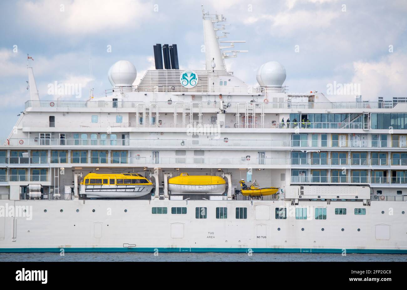 Stralsund, Allemagne. 20 mai 2021. Le bateau de croisière d'expédition 'Crystal Endeavour', construit à Stralsund, a fait un voyage d'essai. Le 'Crystal Endeavour' est le premier nouveau navire construit après la prise de contrôle du chantier naval de Stralsund par Genting. Sa quille a été posée en août 2018. Ce navire de 164 mètres de long pouvant accueillir jusqu'à 200 passagers convient également aux régions polaires et aux eaux tropicales. Credit: Stefan Sauer/dpa/ZB/dpa/Alay Live News Banque D'Images