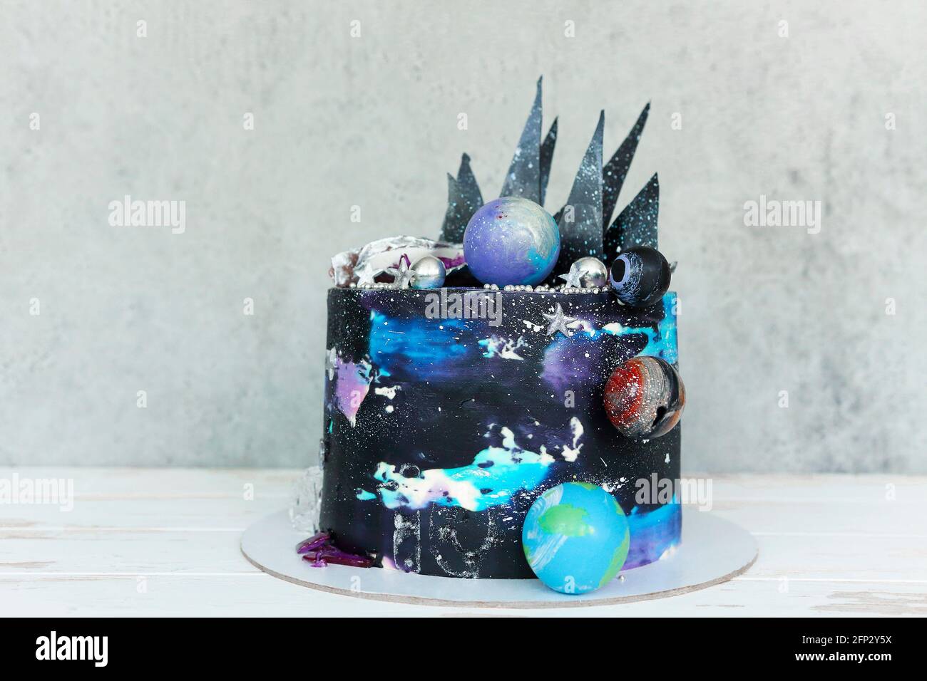 Gateau Delicieux Avec Creme De Couleur Galaxie Et Decoration En Forme D Etoile Place Sur Une Table Grise Photo Stock Alamy Gateau Delicieux Avec Creme De Couleur Galaxie Et Decoration En Forme D Etoile Place Sur Une Table Grise Photo Stock Alamy