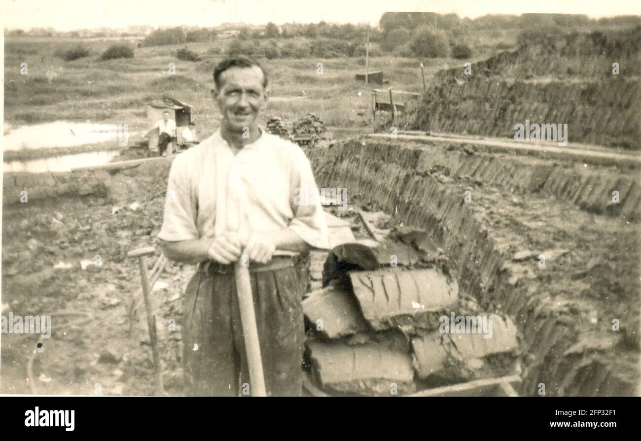 Photographie originale de l'homme creusant de la tourbe vers 1925 Banque D'Images