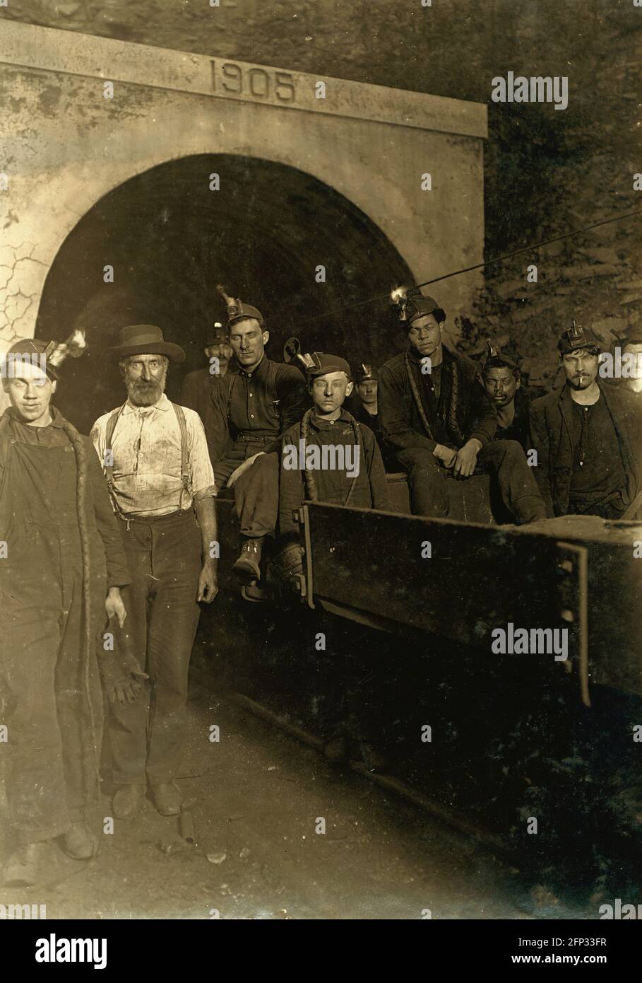 Travail des enfants : mineurs posant à l'entrée de la mine en Virginie-Occidentale 1908 Banque D'Images