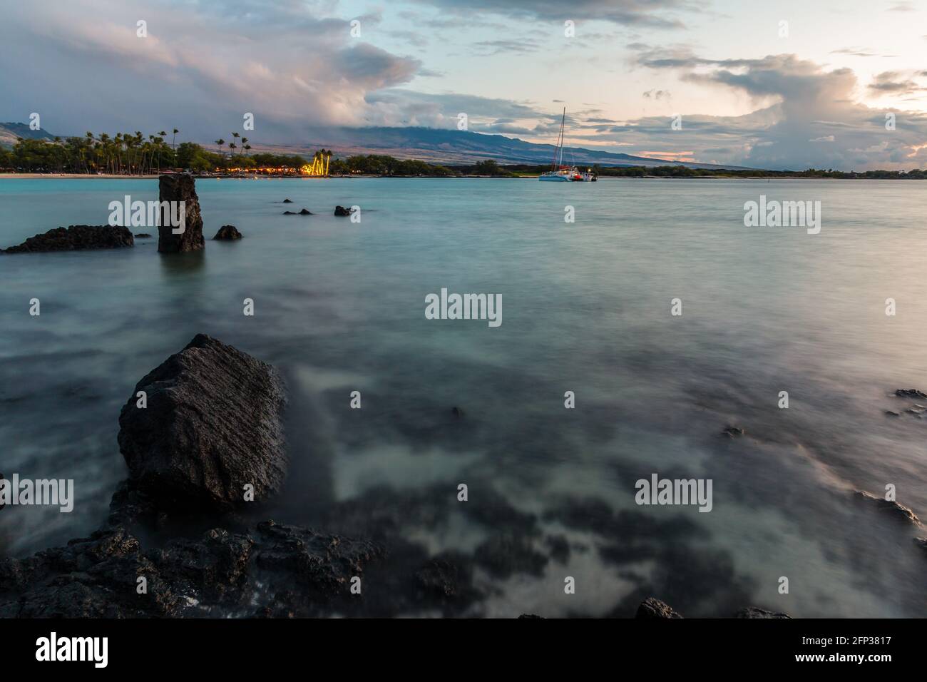 Lava exposée avec Beach Club de l'autre côté de la baie Anaeho'omalu sur Waikoloa Beach, Waikoloa, Hawaii, États-Unis Banque D'Images