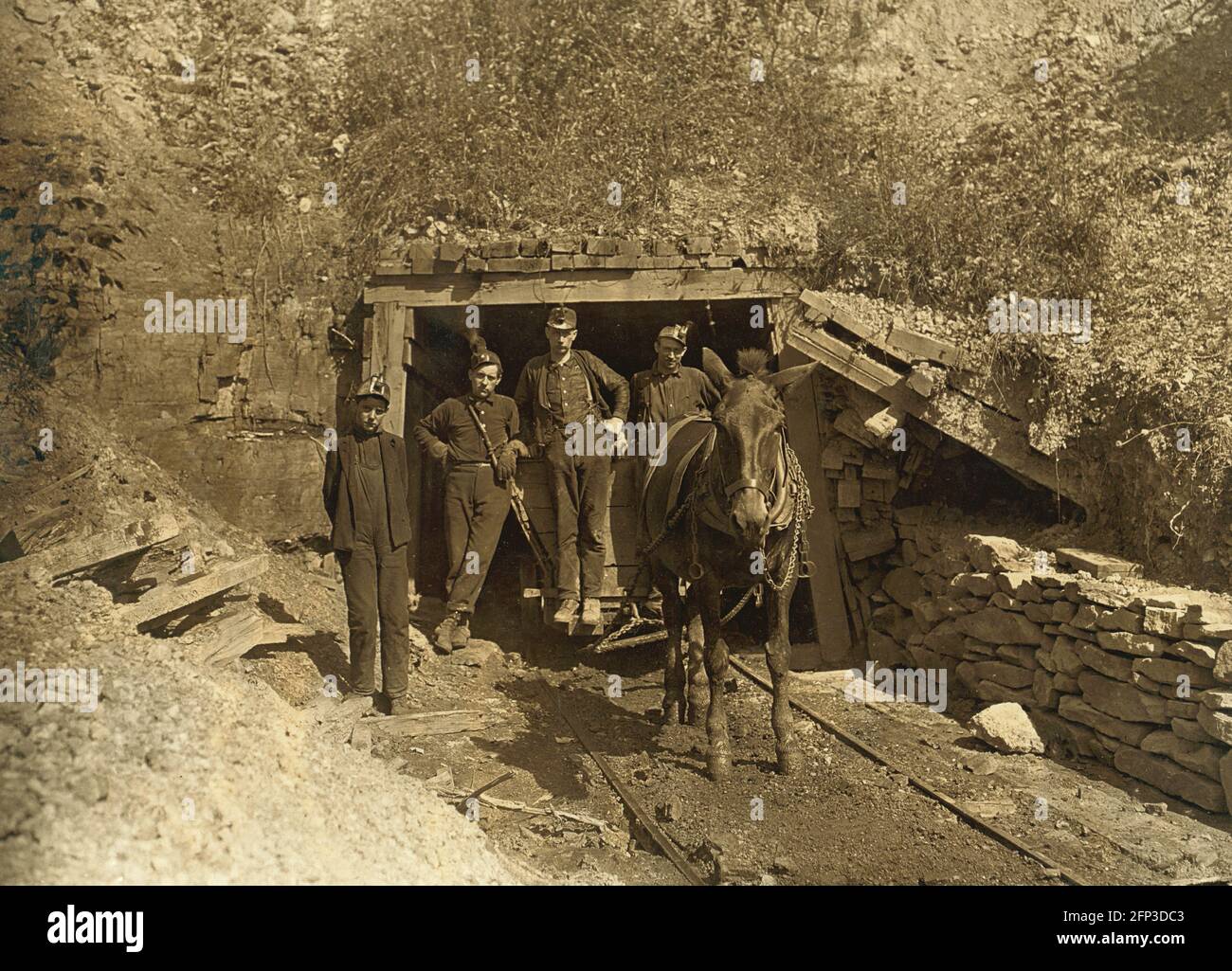 Travail des enfants: Un groupe de mineurs adultes et enfants à l'entrée de la mine avec leur mule dans une mine près de Grafton, Virginie-Occidentale. Photo 1908 Banque D'Images