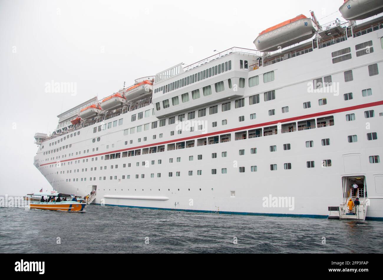 Les passagers débarquent du bateau de croisière inspiration Carnival dans les îles de Santa Catalina. Banque D'Images