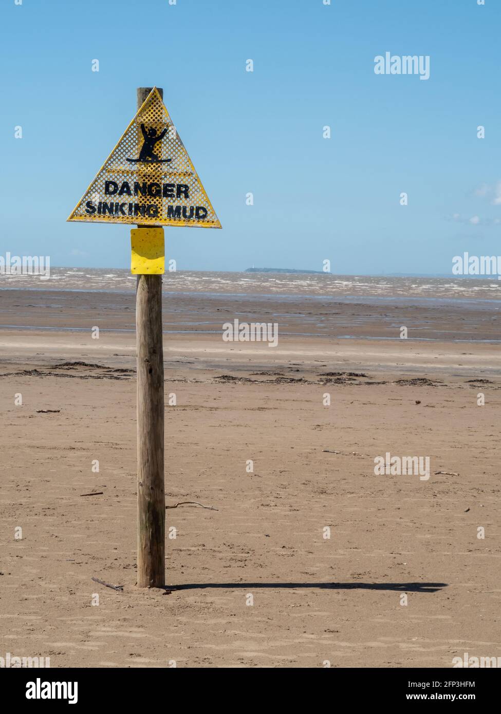 Un panneau d'avertissement sur le danger de couler de la boue, à marée basse, sur la plage de Sand Bay, près de Weston-super-Mare, dans le nord du Somerset Banque D'Images