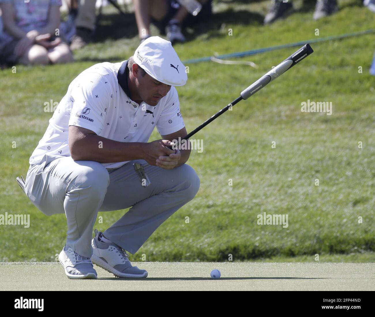 Kiawah Island, États-Unis. 20 mai 2021. Bryson DeChambeau fait la queue sur le 15ème trou lors du premier tour du 103ème championnat PGA au Kiawah Island Golf Resort Ocean course sur Kiawah Island, Caroline du Sud, le jeudi 20 mai 2021. Photo de John Angelillo/UPI crédit: UPI/Alay Live News Banque D'Images